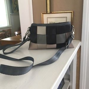 Harveys Seatbelt Wristlet Hip Pack Crossbody Bag